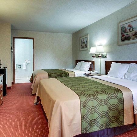 Econo Lodge Inn & Suites Forest Exterior photo