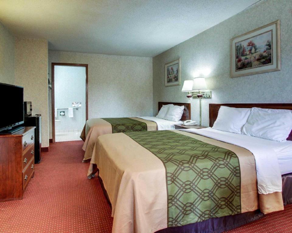 Econo Lodge Inn & Suites Forest Exterior photo