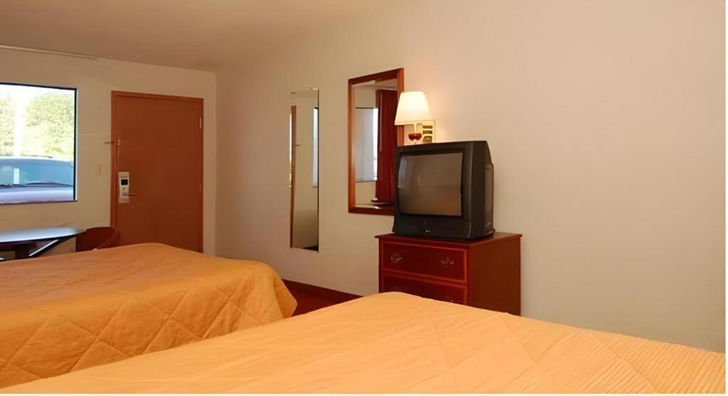 Econo Lodge Inn & Suites Forest Exterior photo