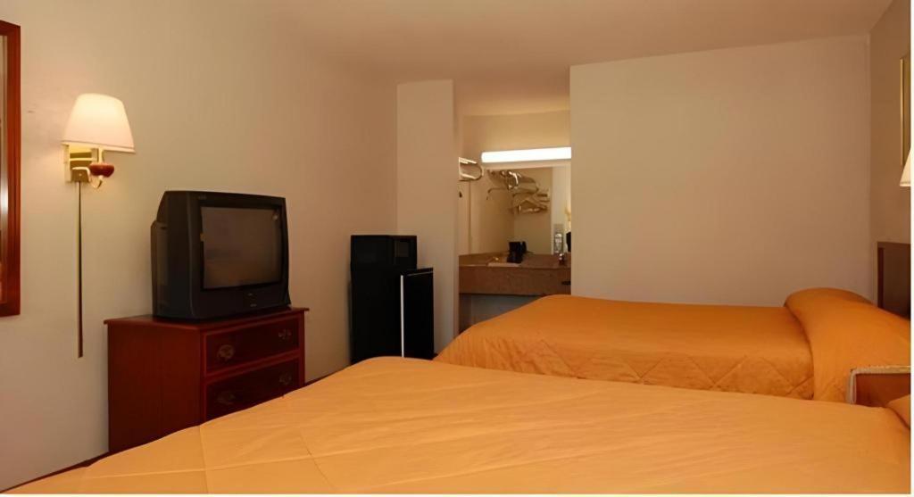 Econo Lodge Inn & Suites Forest Exterior photo