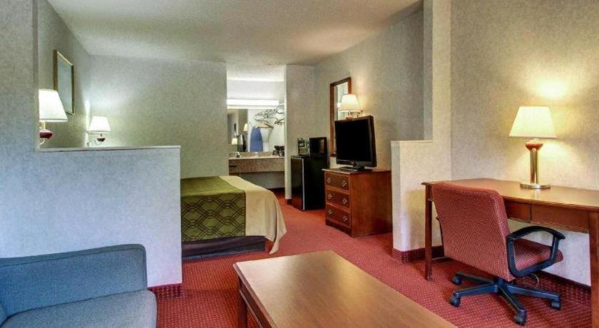 Econo Lodge Inn & Suites Forest Exterior photo