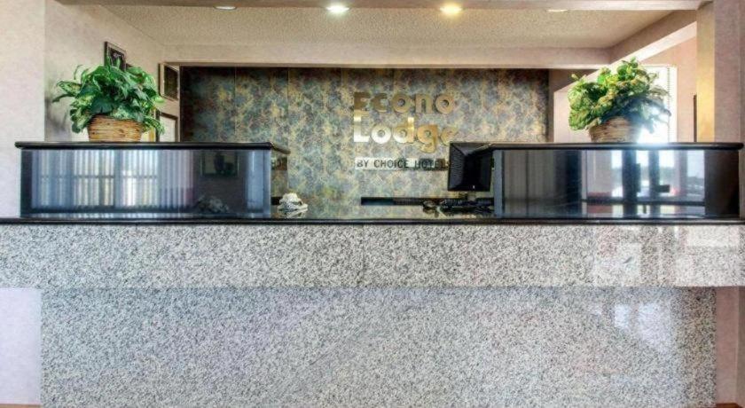 Econo Lodge Inn & Suites Forest Exterior photo