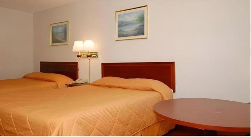 Econo Lodge Inn & Suites Forest Exterior photo