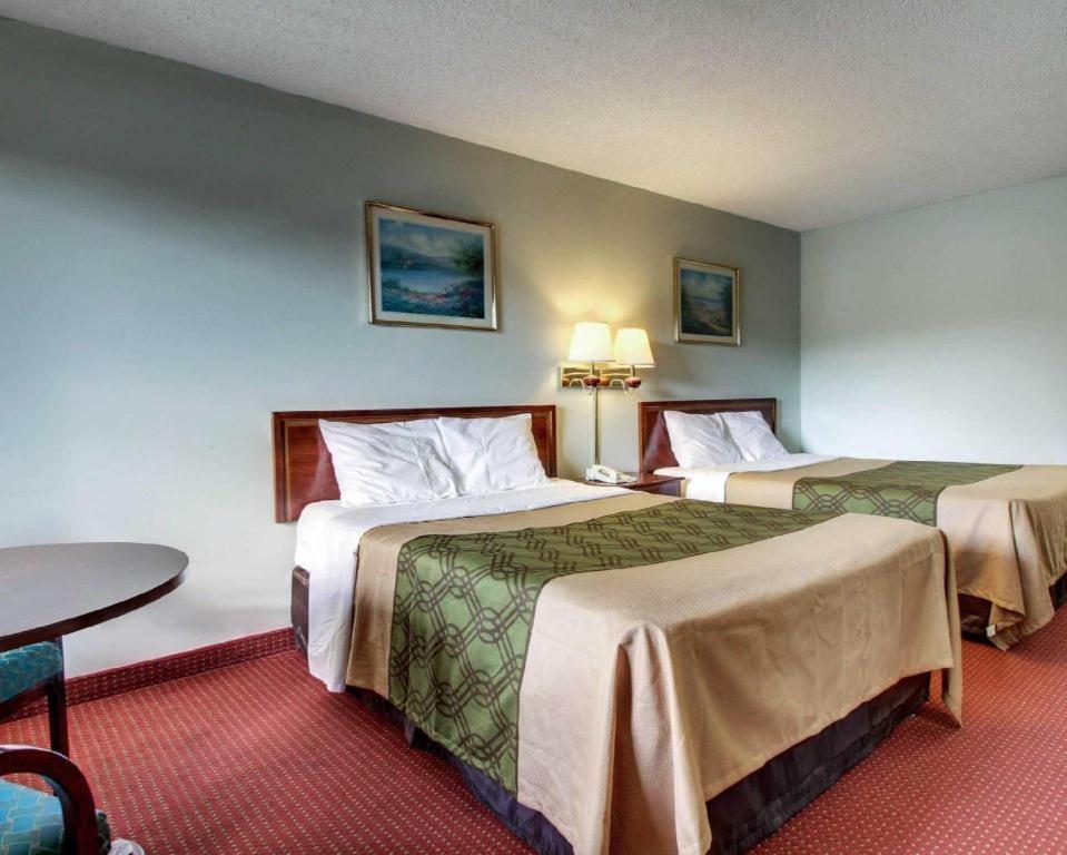 Econo Lodge Inn & Suites Forest Exterior photo