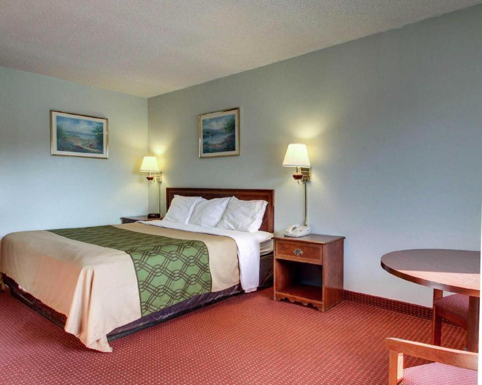 Econo Lodge Inn & Suites Forest Exterior photo